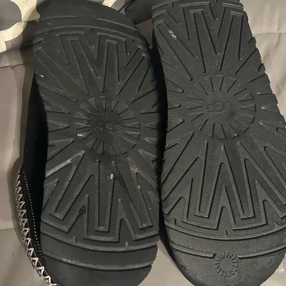 UGG platform slip on in black don’t wear anymore. Firm on the price. - Picture 7 of 7